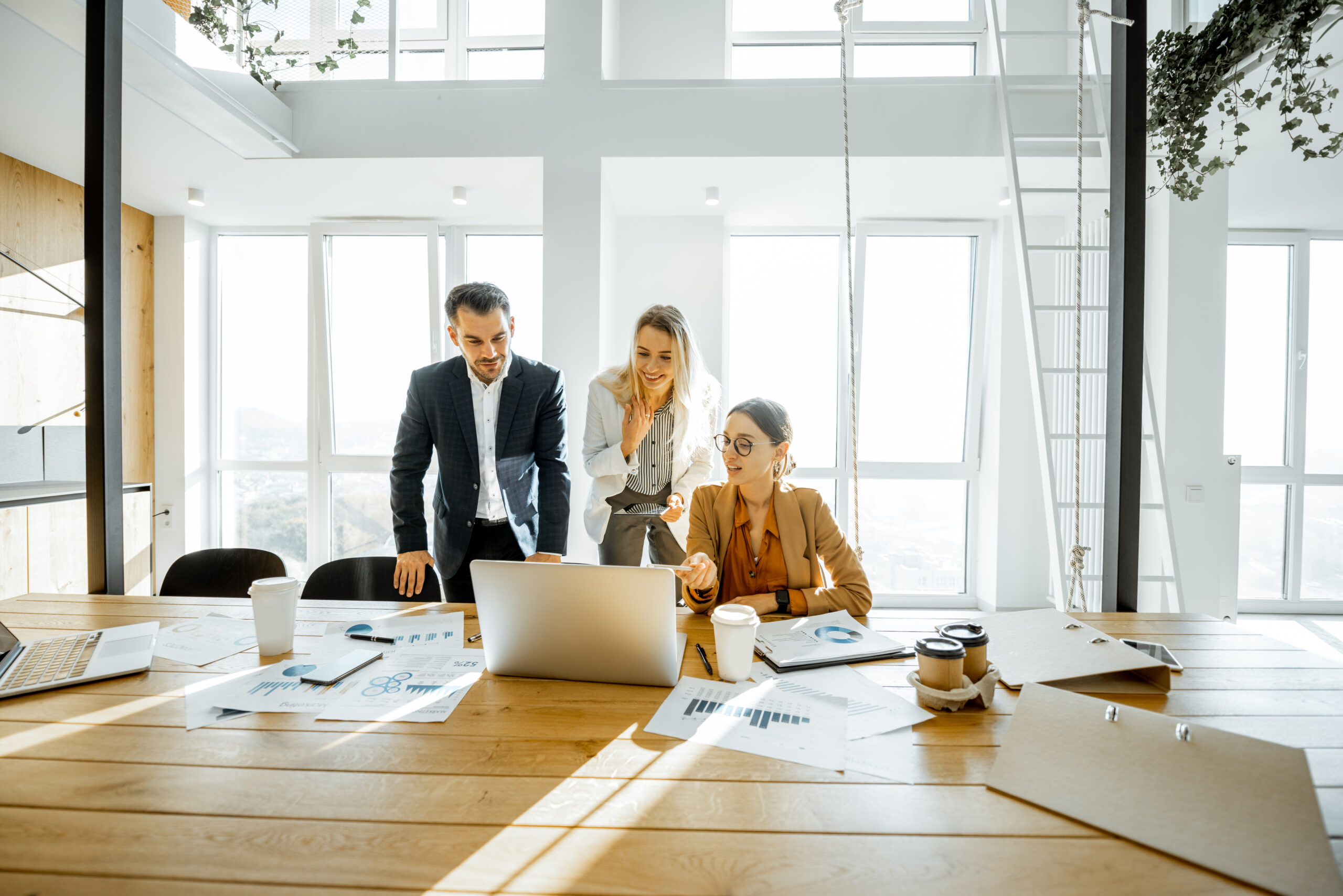 En grupp unga kontorsanställda klädda i vardagskläder