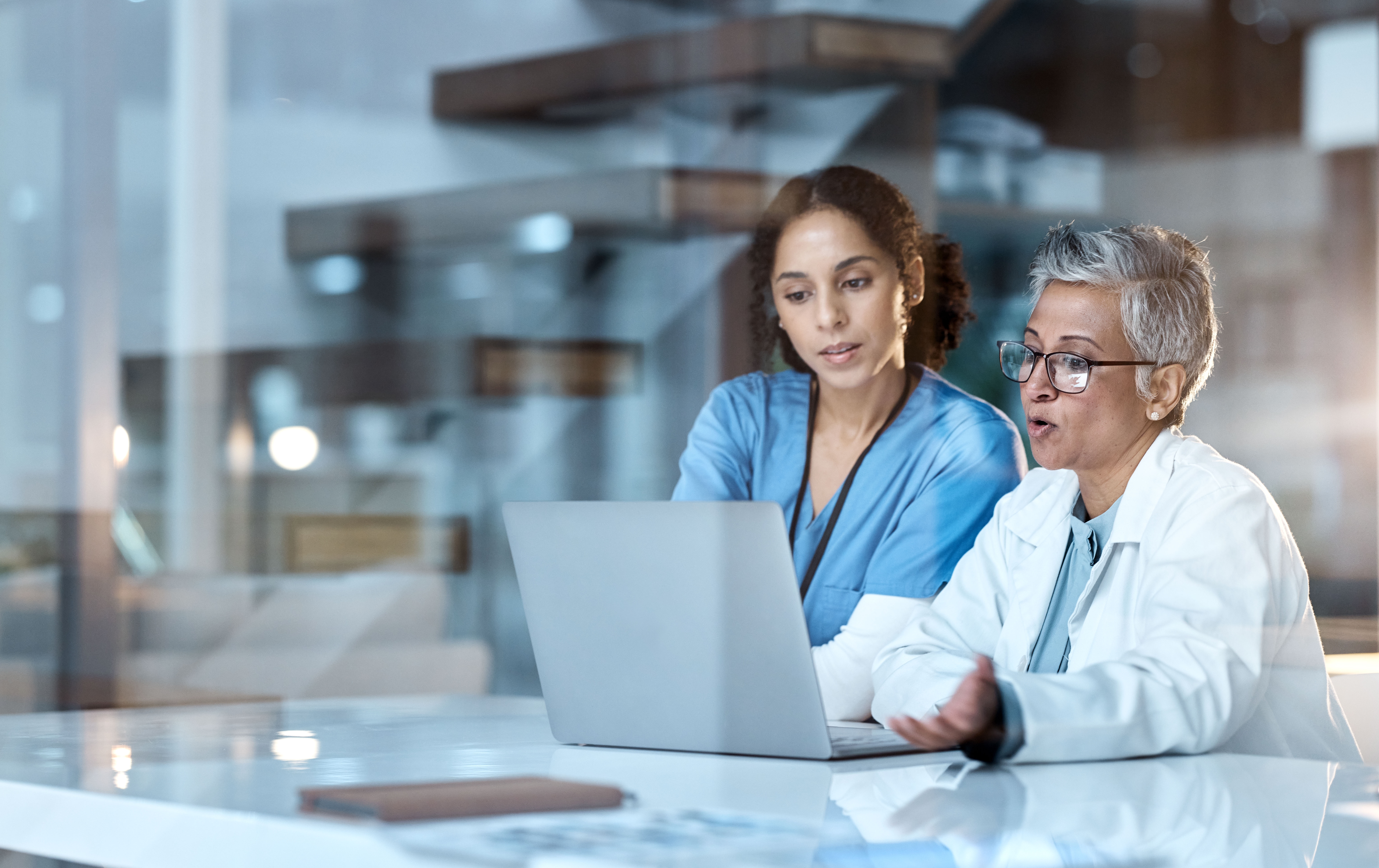 Team, av, läkare, hälso- och sjukvårdspersonal och kvinnor med bärbara datorer, som arbetar tillsammans